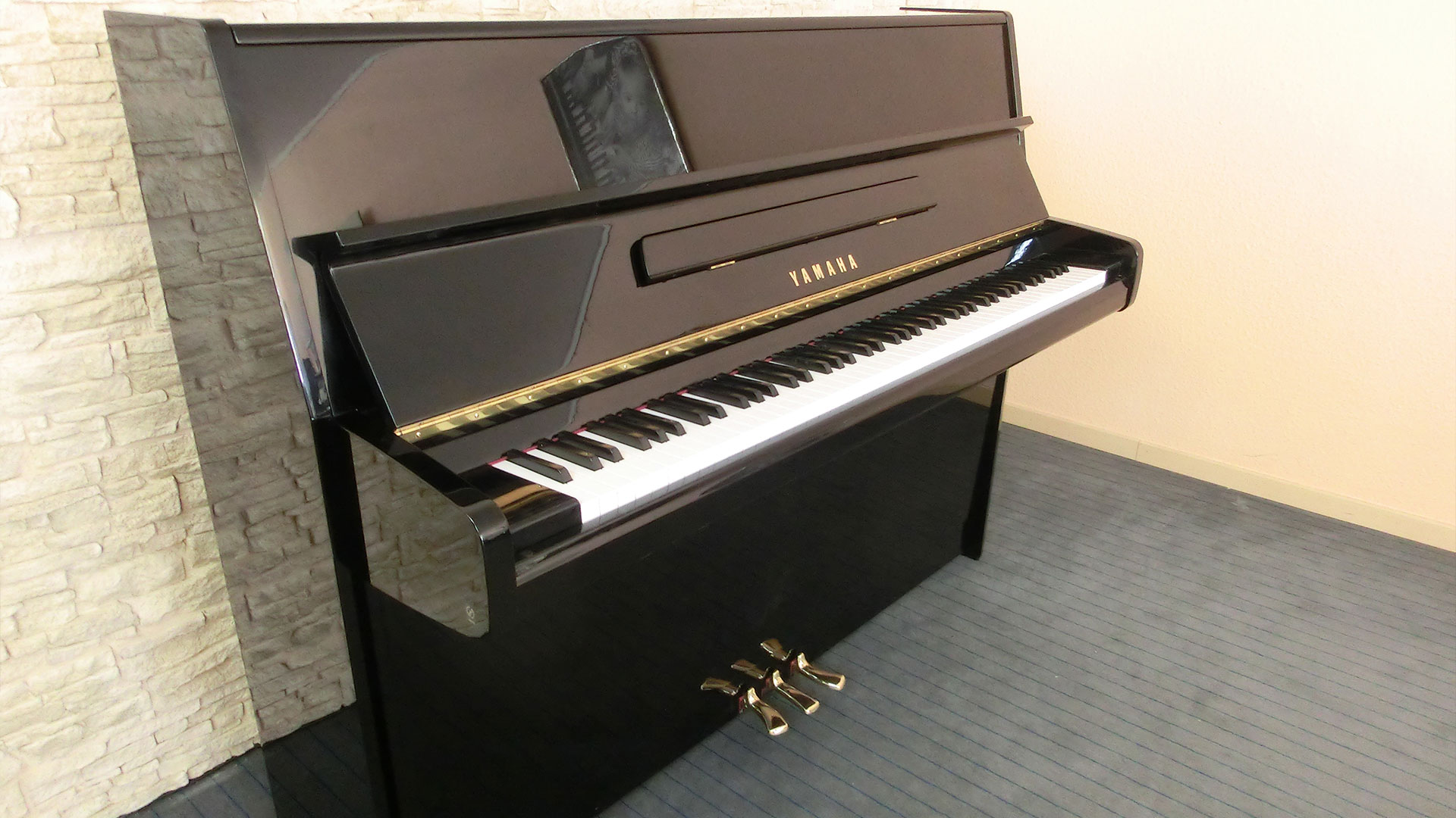 Foto Yamaha Klavier Modell P 116 seitlich