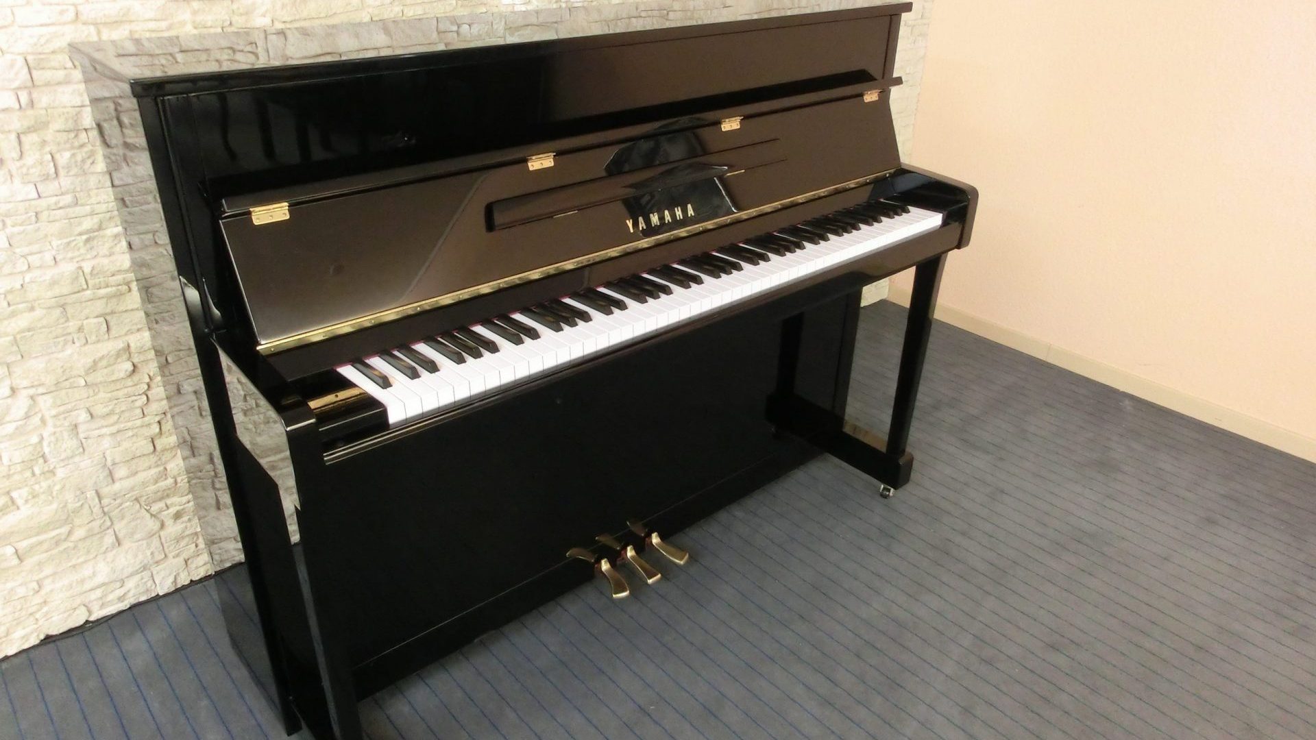 YAMAHA – Klavier, Modell B2