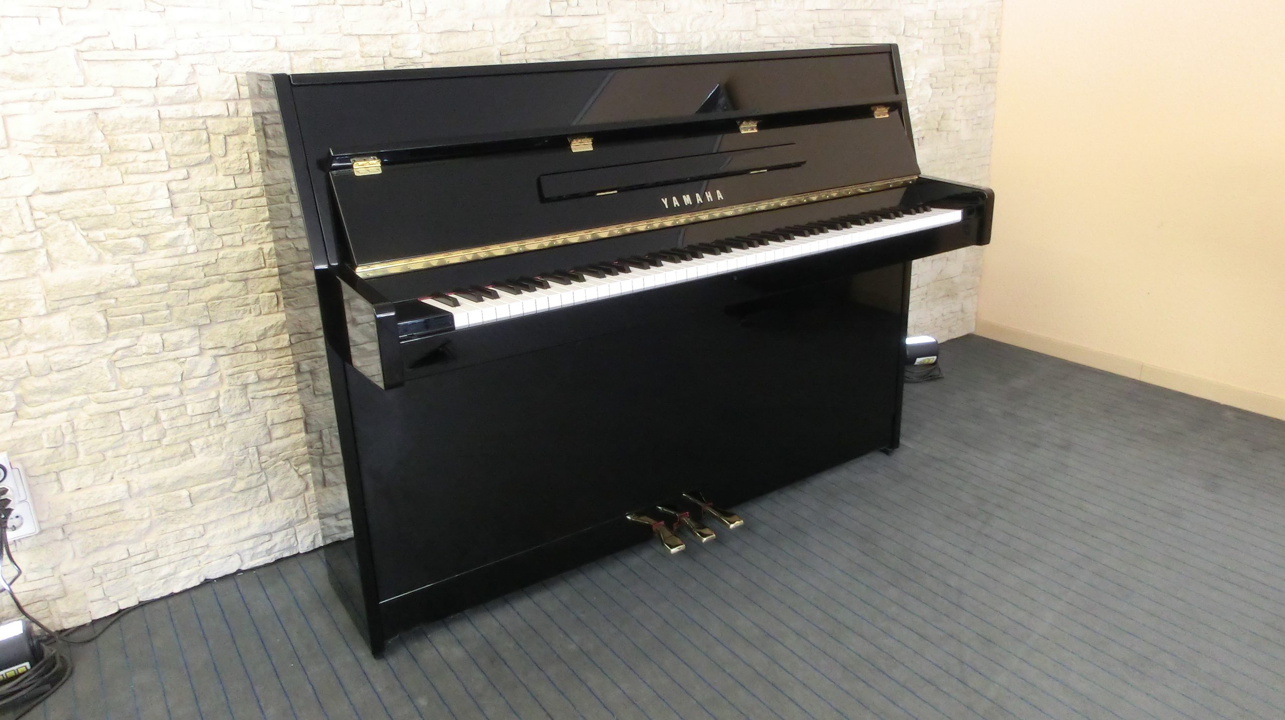 YAMAHA – Klavier, Modell E 110 N