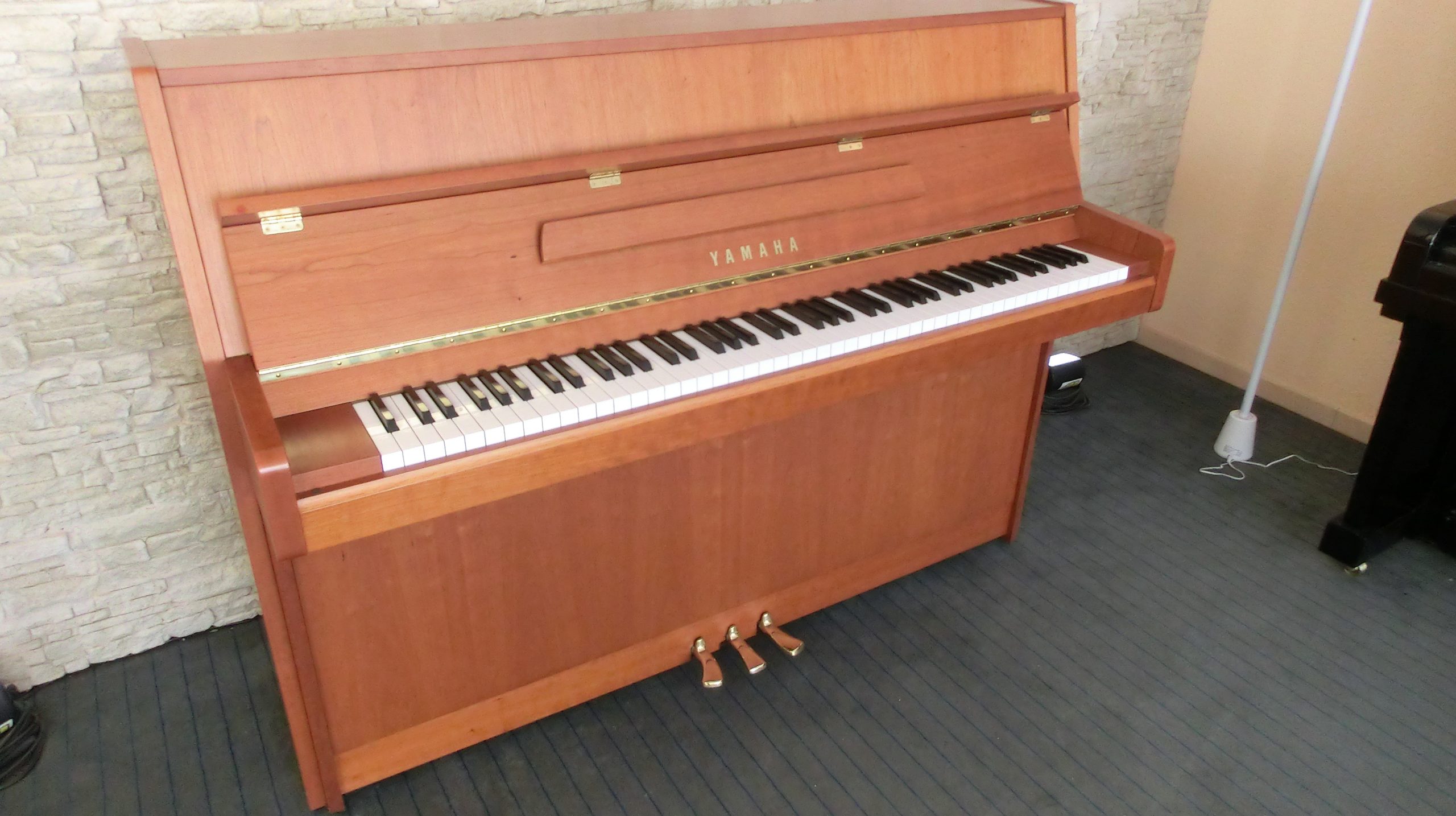 YAMAHA – Klavier, Modell M 110 N