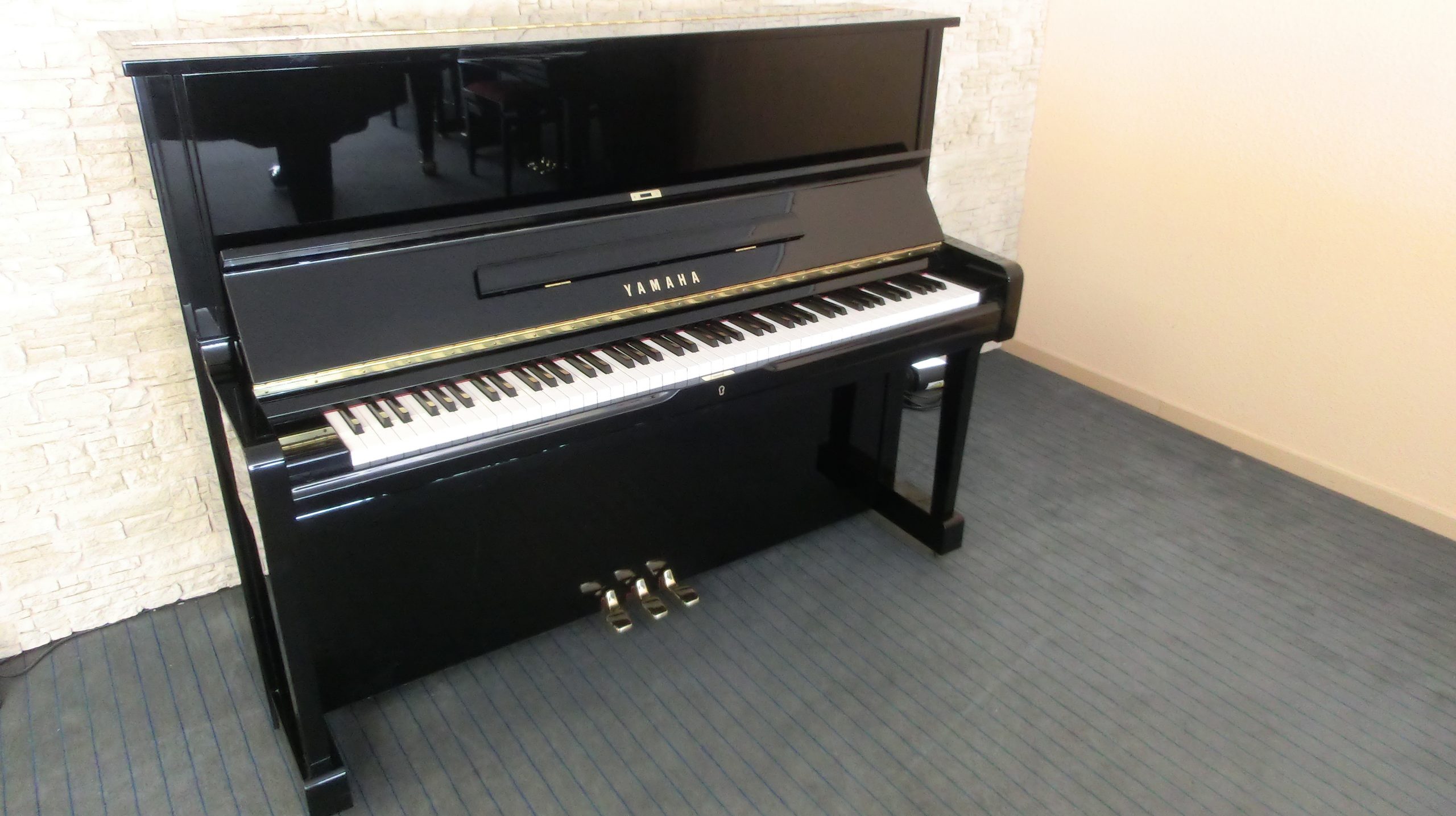 YAMAHA – Klavier, Modell U1, Schwarz poliert