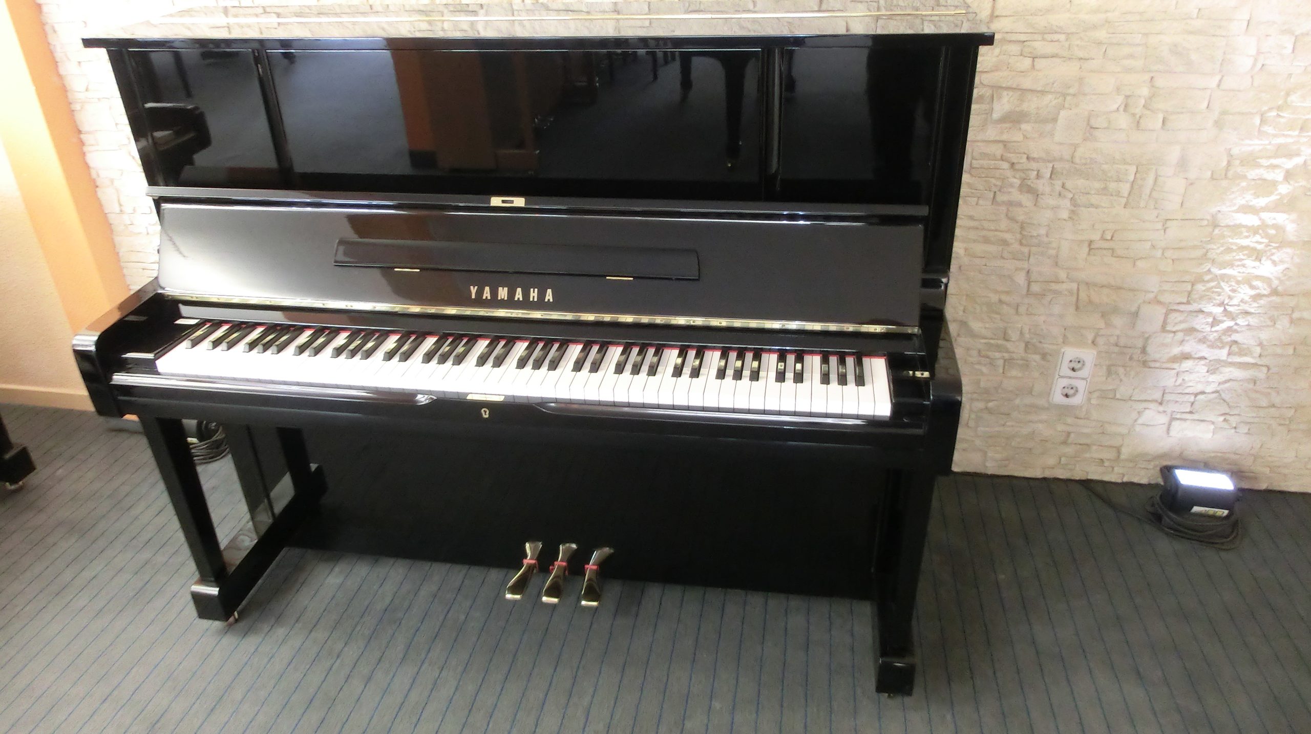 YAMAHA – Klavier, Modell UX1, Schwarz poliert