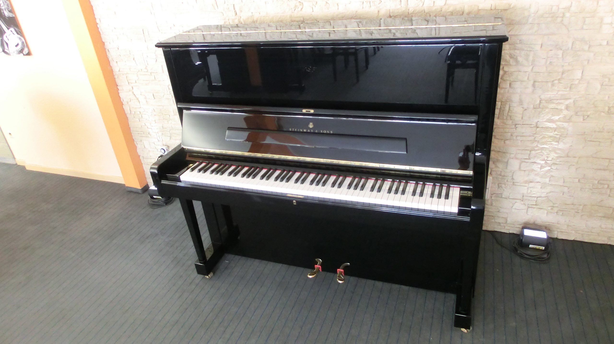 STEINWAY & SONS – Klavier, Modell K 132
