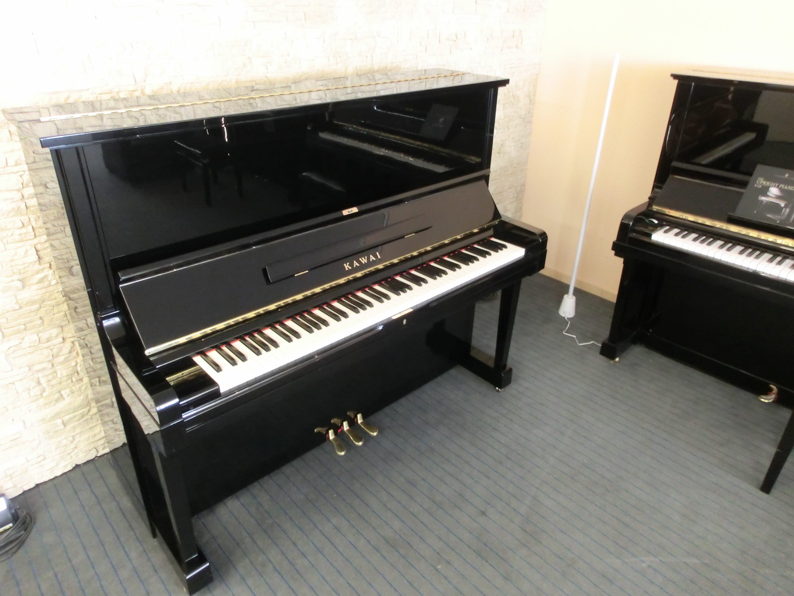 KAWAI Klavier, Modell CS 40