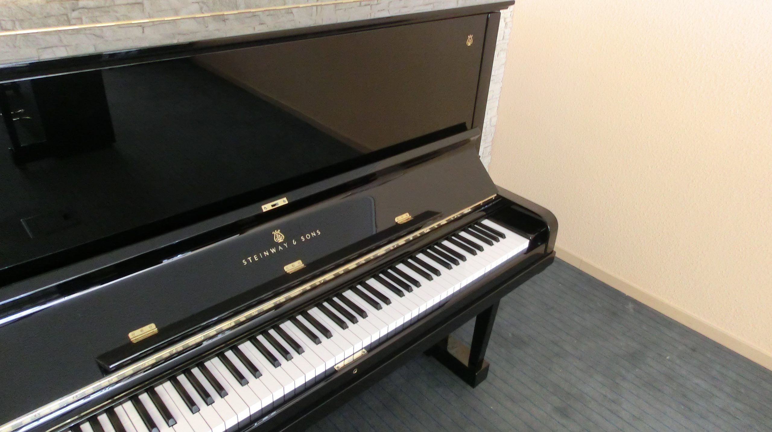 STEINWAY & SONS – Klavier, Modell K 132